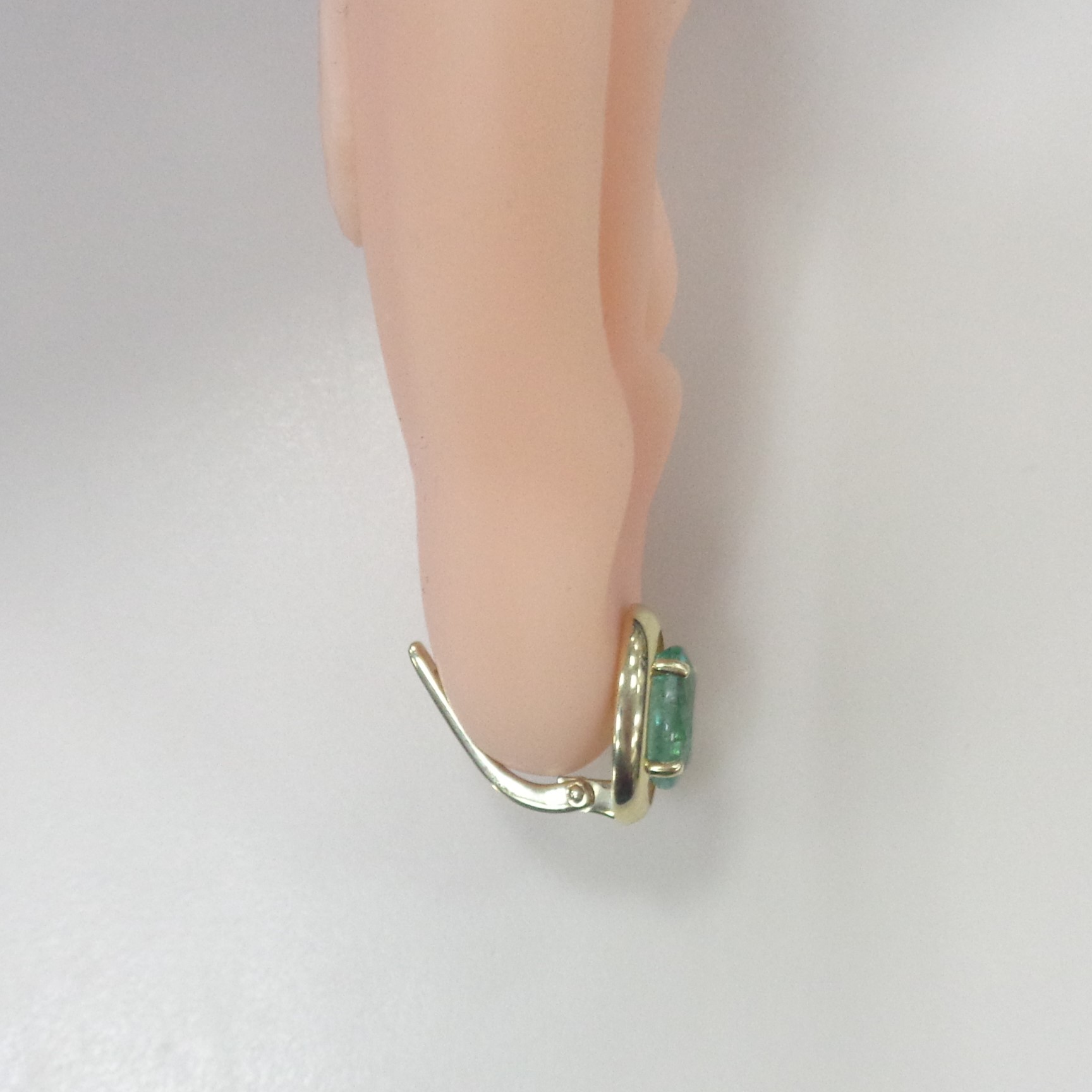 Серьги из желтого золота с изумрудами